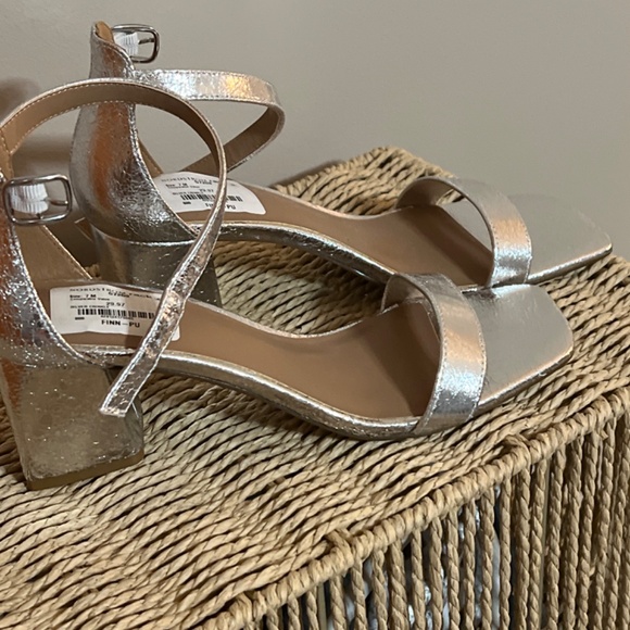 Silver Heels - Picture 2 of 7